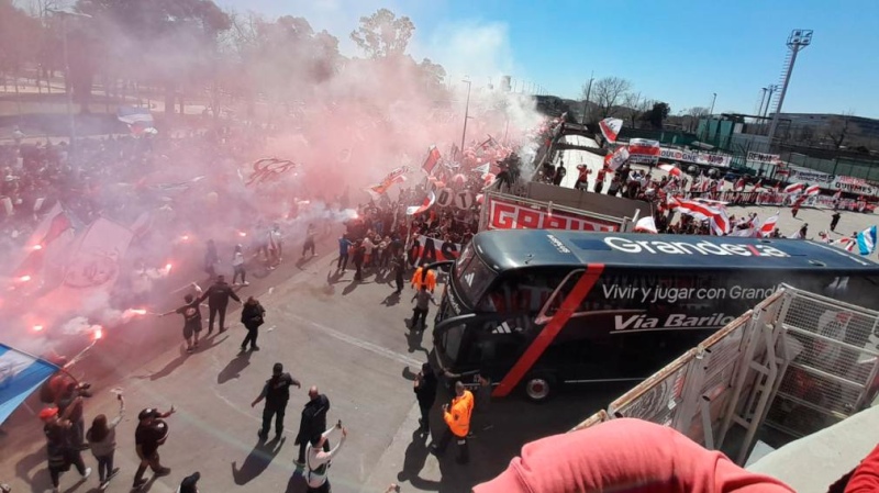 El banderazo de los hinchas de River previo al Superclásico