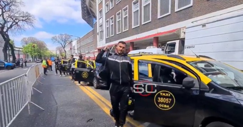 ¡Insólito! Los jugadores de Barracas Central llegaron en Taxi al partido ante Gimnasia