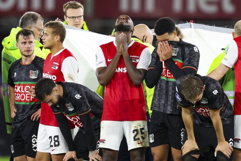 Qué susto: Bas Dost se desvaneció en pleno partido y generó una alarma en Países Bajos