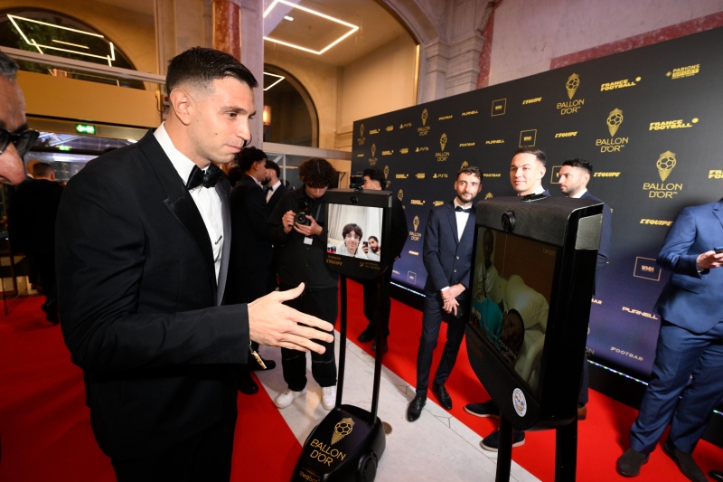 Balón de Oro 2023: El Dibu Martínez llegó a la alfombra roja y los franceses lo abuchearon y silbaron