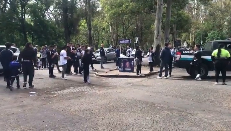 Hinchas de Gimnasia destrozaron un puesto de La Libertad Avanza: ”El lobo no vota leones”