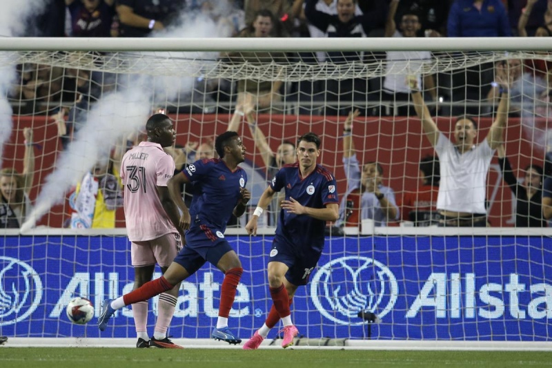 Sin Messi, Inter Miami fue goleado 4-1 por el Chicago Fire y se complicó su clasificación