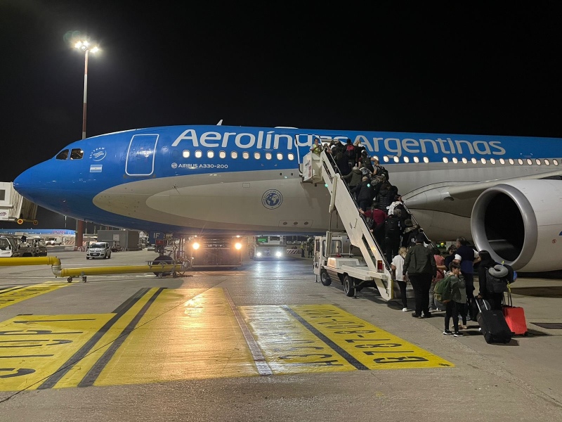 Llegó el vuelo con los primeros 244 argentinos evacuados de Israel