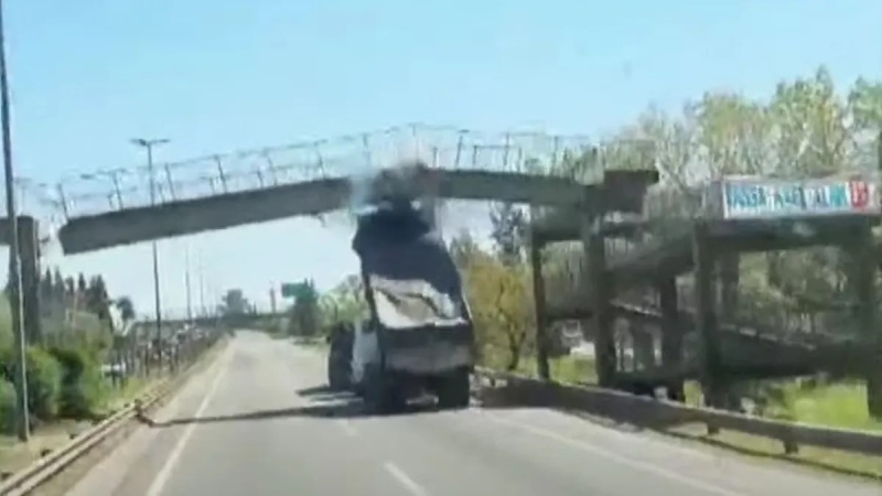 Video: el momento en el que un camión tiró abajo un puente peatonal en la Ruta 2