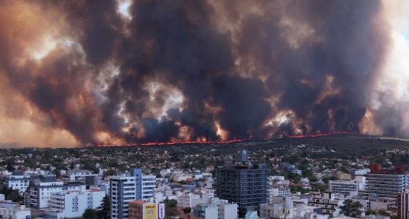 Terrible incendio en Villa Carlos Paz: las imágenes