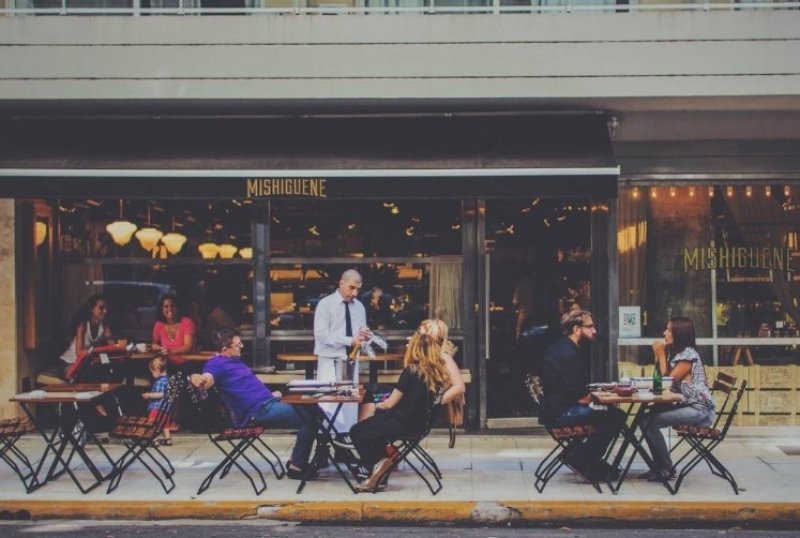 Tremendo: un hombre fingía infartos para no pagar en restaurantes de lujo