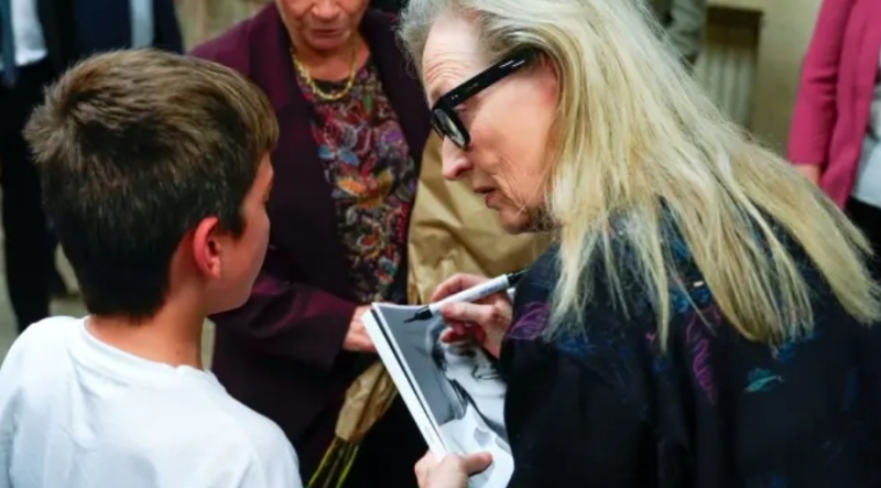 Tremendo video! El tierno momento en el que un mini fan se emociona al conocer a Meryl Streep