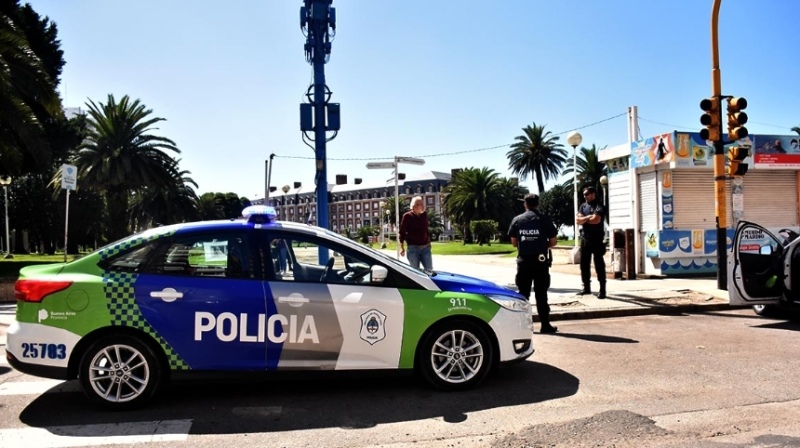 Se enojó por una discusión de tránsito, se subió al capot de otro auto