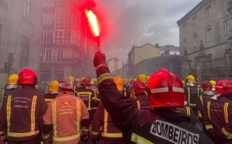 Terrible enfrentamiento entre bomberos y policías durante una protesta en Orense