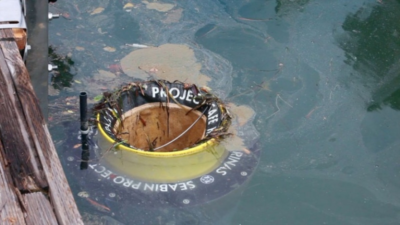 Así funciona el tecnológico basurero flotante que succiona el plástico y los residuos del océano