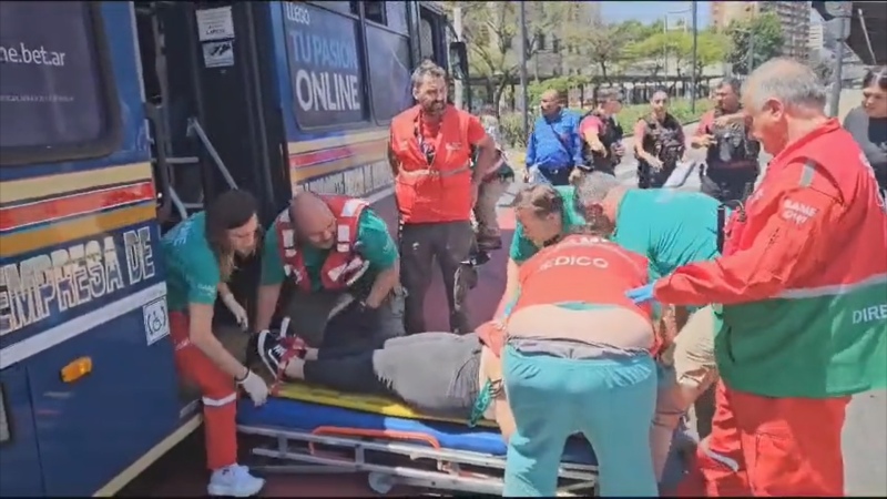 Chocaron un auto y un colectivo y hay ocho heridos