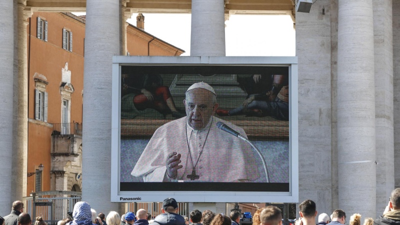 El Papa Francisco reduce parte de su agenda por una inflamación pulmonar