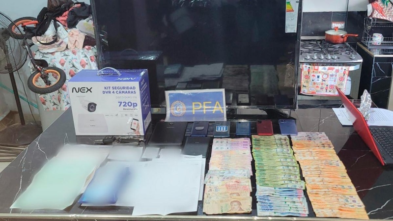 Detuvieron a 11 delincuentes que estafaban con tarjetas de crédito