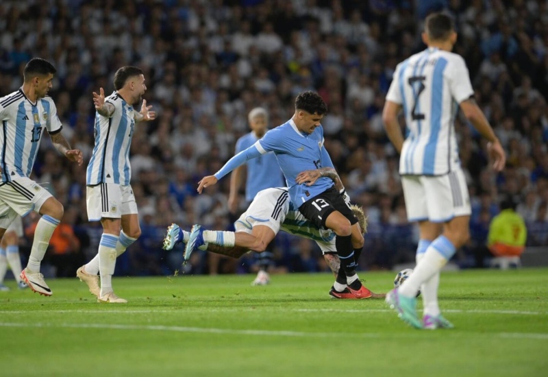 Maxi Araújo se lesionó en Uruguay y se perderá la próxima fecha de Eliminatorias