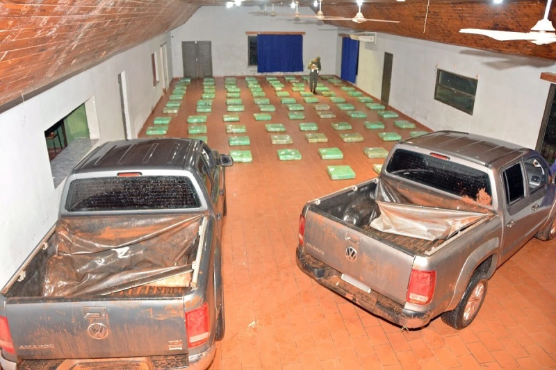 Encontraron dos camionetas abandonadas con más de dos toneladas de marihuana