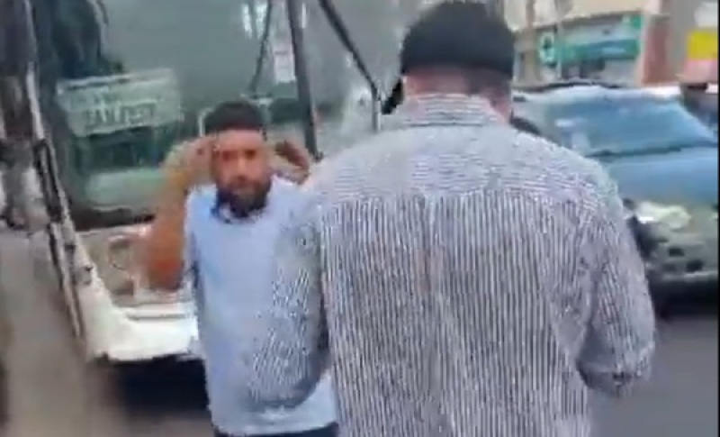 Violenta pelea callejera entre un colectivero y un conductor por un choque: el video