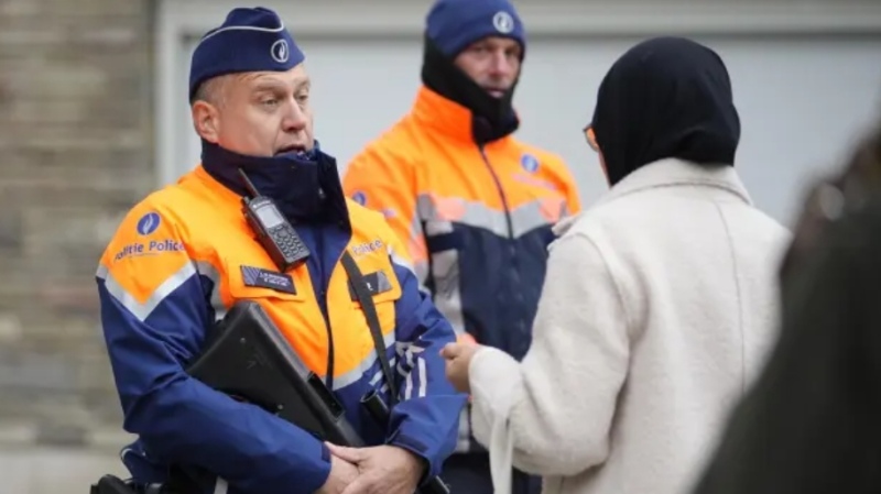 Recibió una golpiza por 30 personas en Bruselas: ”Se debate entre la vida y la muerte”