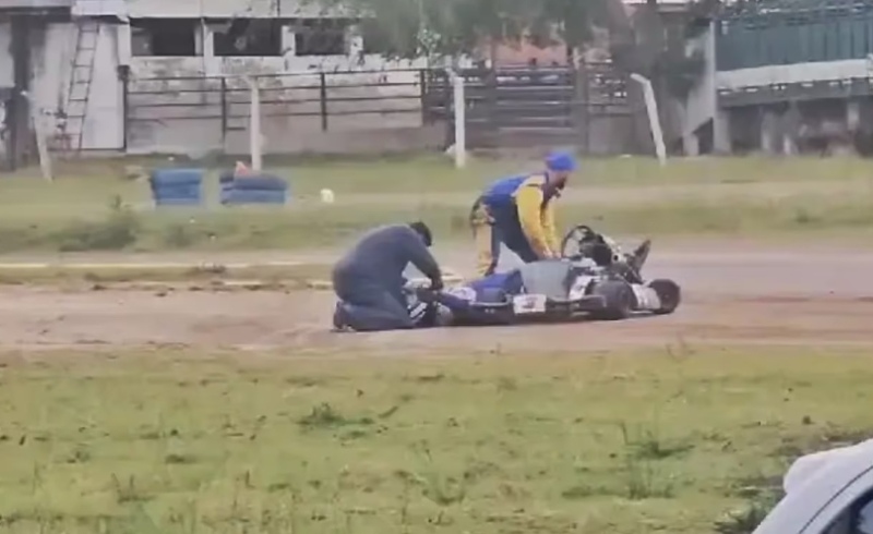 Terrible video: un piloto de karting desmayó a golpes a otro en medio de una carrera