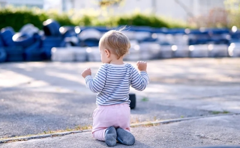 Una niña de 18 meses se escapó de una guardería, la encontraron en una avenida