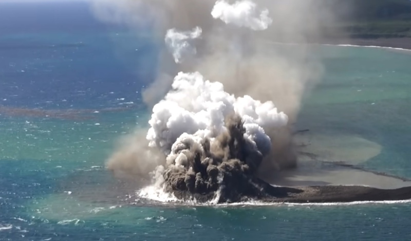 Video: La explosión de un volcán creó una nueva isla