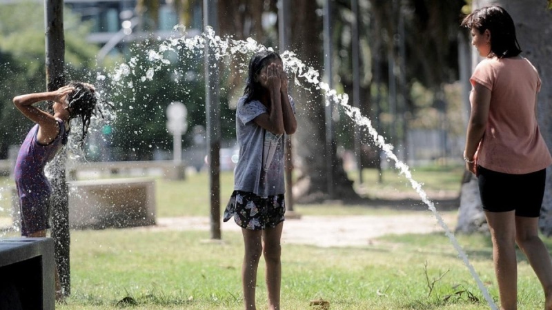 Alerta amarilla por “calor extremo” en 10 provincias: máximas de 41 grados