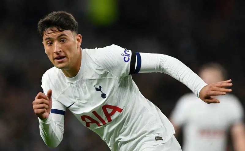 Alejo Véliz hizo su primer gol oficial en el Tottenham