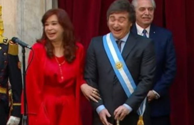 La reacción de Cristina al ver el nuevo diseño del bastón presidencial de Javier Milei