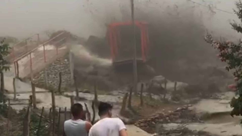 Catamarca: el tremendo video de un alud derribando un puente peatonal