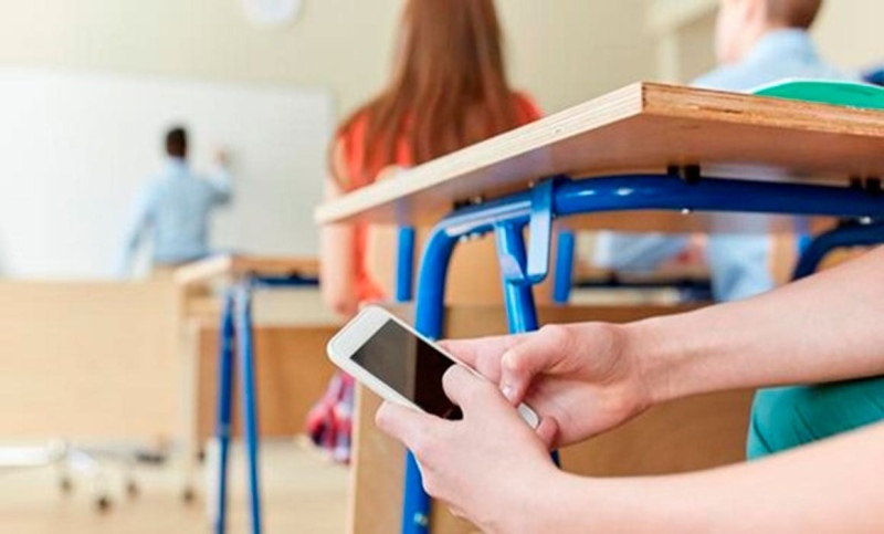 Prohibirán los celulares en las escuelas de Nueva Zelanda: ¿Por qué?