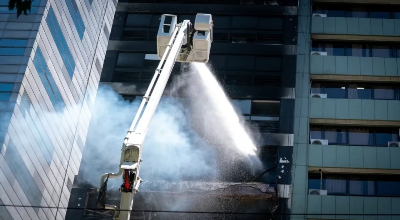 Incendió en el edificio de al lado del Ministerio de Trabajo: hay un muerto y 43 heridos