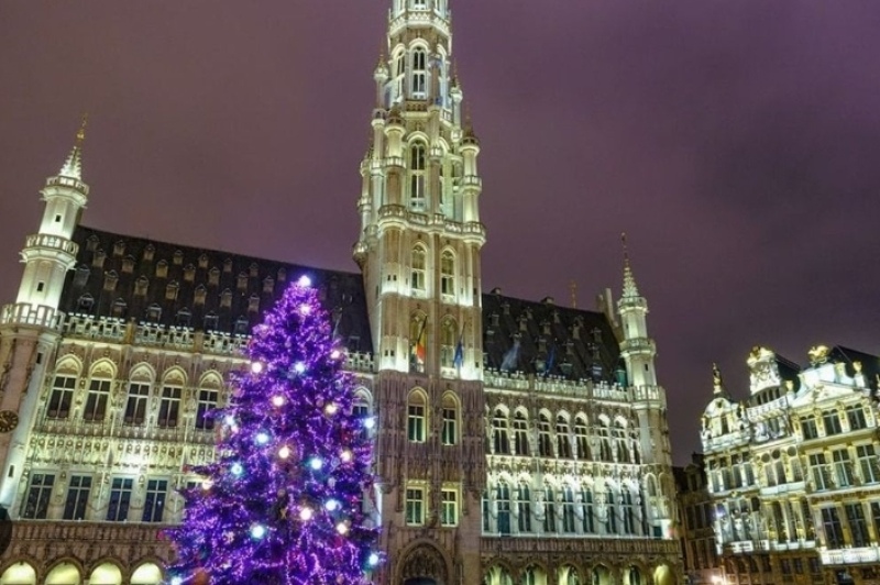 Se derrumbó un árbol de Navidad gigante en Bélgica y mató a una mujer