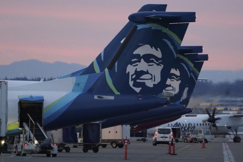 Un avión de Alaska Airlines perdió una ventana en pleno vuelo