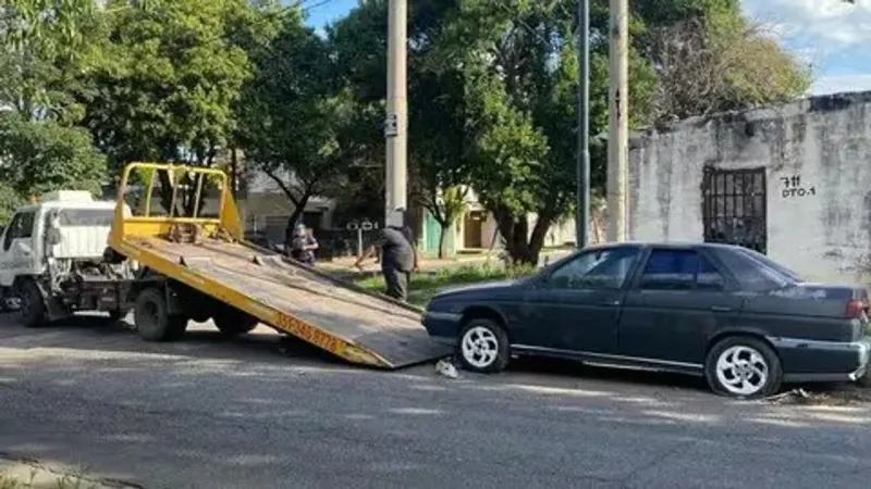 Contrató una grúa para robar un auto estacionado simulando ser el dueño