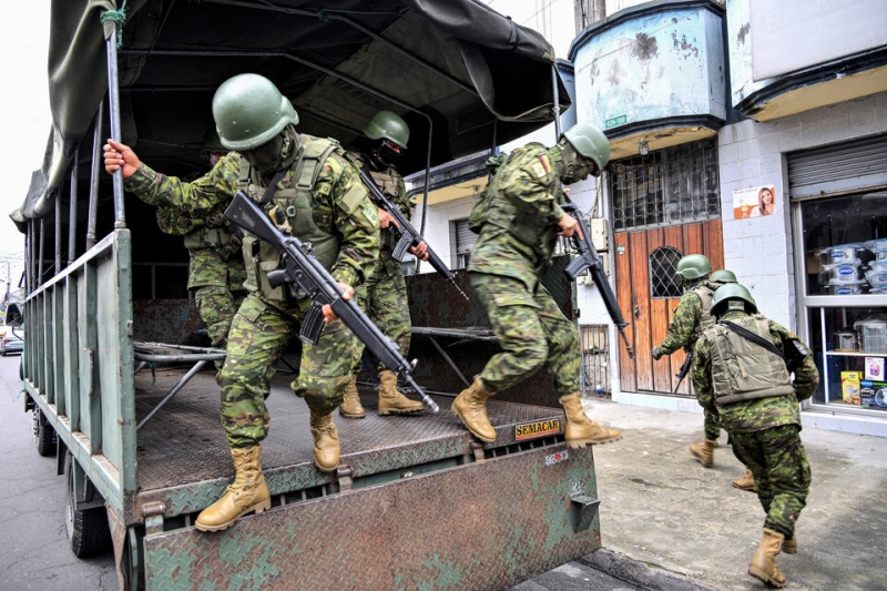 Aumenta la tensión en Ecuador: 170 personas siguen como rehenes en varias cárceles