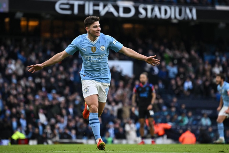 Julián Álvarez metió un doblete en su cumpleaños para la victoria del Manchester City