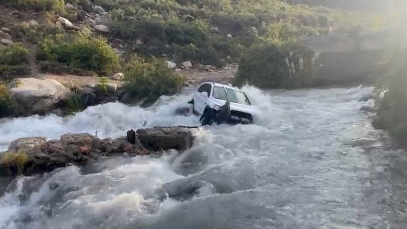 Murió una joven en Mendoza después de que su auto cayera siete metros a un arroyo