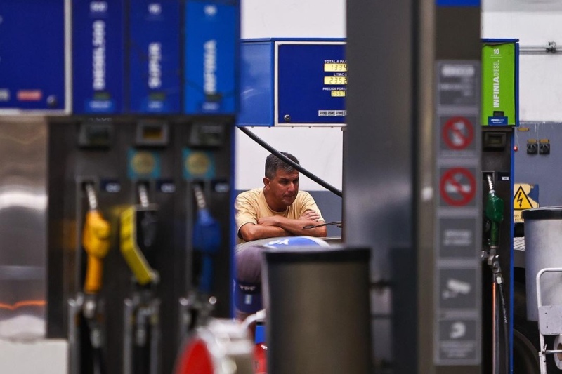 Desesperación por la nafta: cuadras de fila a la medianoche para cargar antes de que aumente