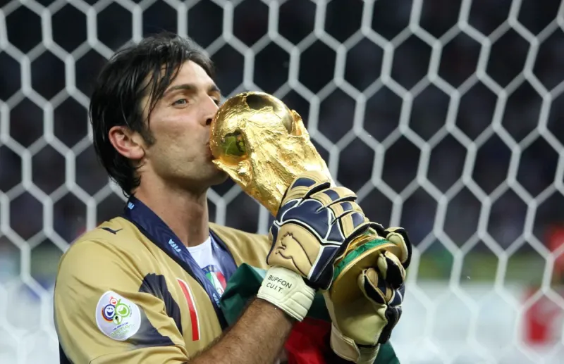 La llamativa regla que cambiaría Buffon en el fútbol para que haya más goles