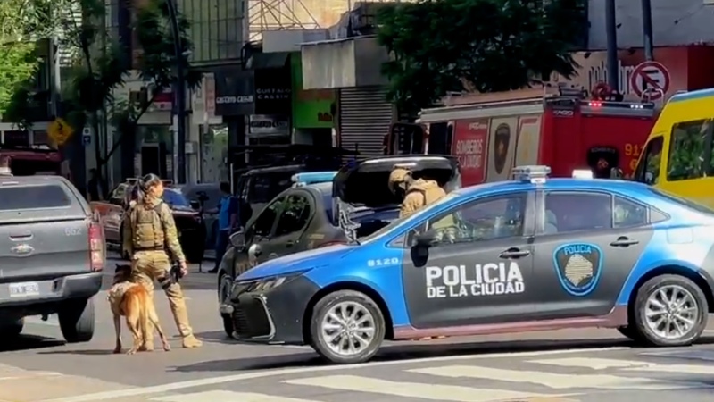 Tenso momento en Recoleta: un hombre se encerró con su hijo en la terraza