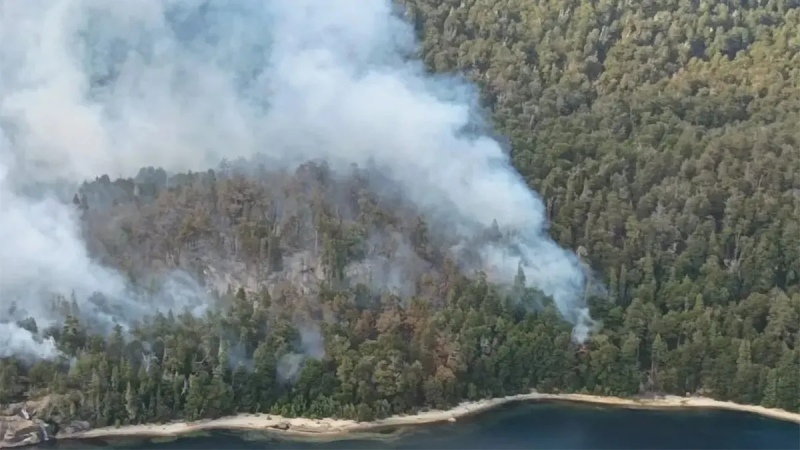 Nuevo incendio en la Patagonia: fuego en el Parque Nacional Nahuel Huapi