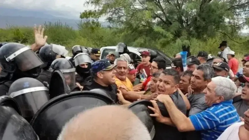 Tensión en Catamarca por los sueldos de policías: Quisieron entrar a la fuerza a la Casa de Gobierno