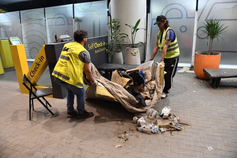 Desalojaron a personas en situación de calle que dormían en Aeroparque