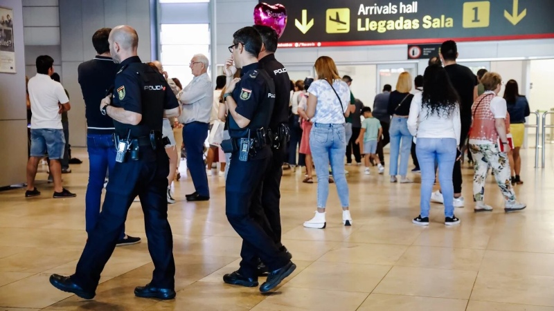 Policías españoles denuncian que siguen desbordados por los solicitantes de asilo