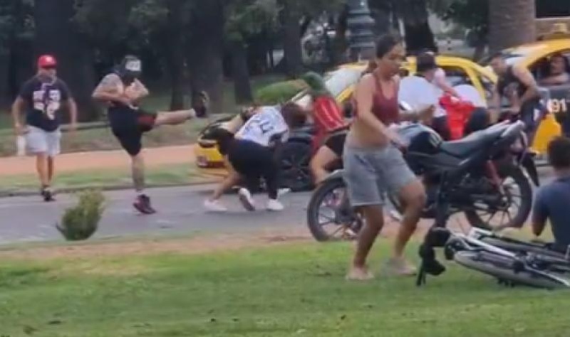 Videos: Incidentes entre hinchas de Colo-Colo en Mendoza, previo a jugar con Godoy Cruz por la Libertadores