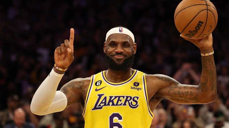 La foto viral del pie de Lebron James