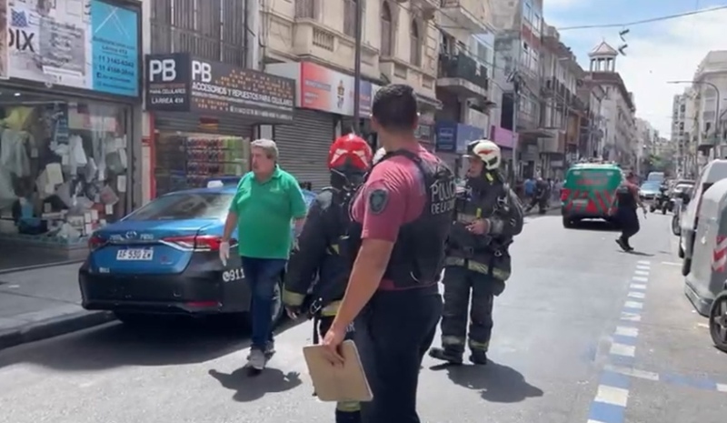 Terrible incendio en Balvanera: tres niños y una madre quedaron atrapados en un balcón