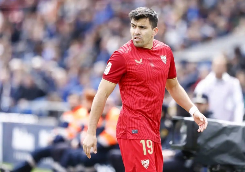 Marcos Acuña fue víctima de insultos racistas en el partido del Sevilla