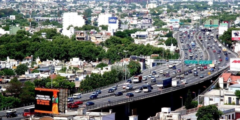 Autopista 25 de Mayo: Hubo un tiroteo entre policías y delincuentes en medio del tránsito