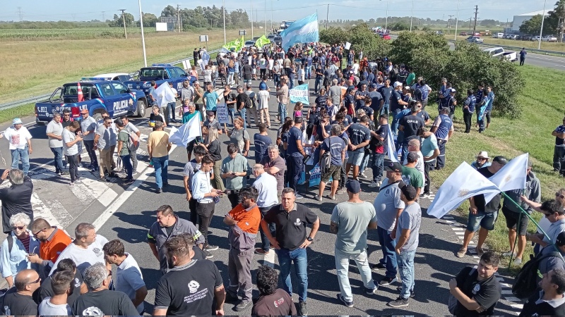 Trabajadores de Acindar cortaron la autopista Rosario-Buenos Aires