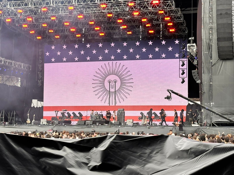 Winona Riders se retiró del escenario del Lolla con una bandera polémica